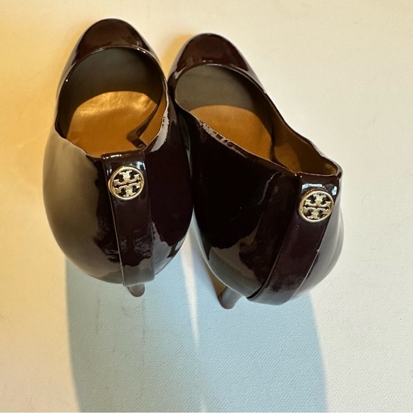 Authentic Tory Burch Burgundy Maroon Patent Pumps Gold Accents Women's Size 8 - Picture 7 of 10